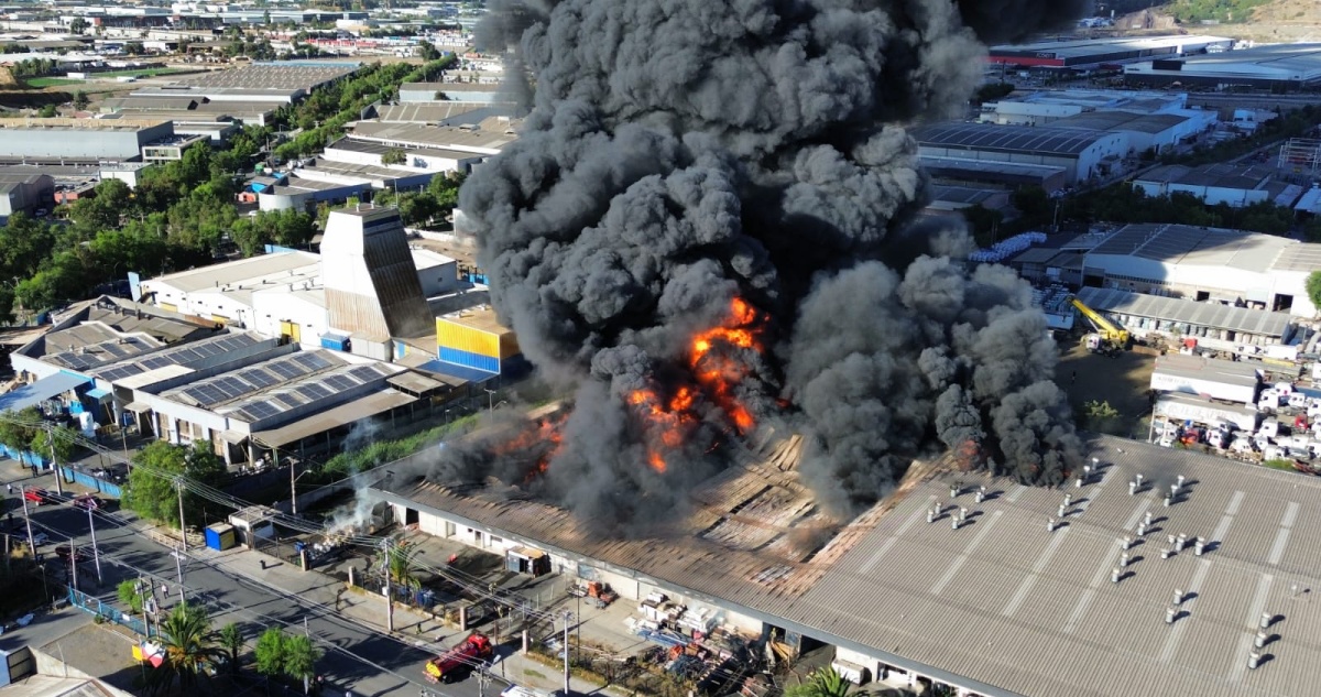 Gran incendio en Quilicura destruyó 10 bodegas: llamas se encuentran contenidas