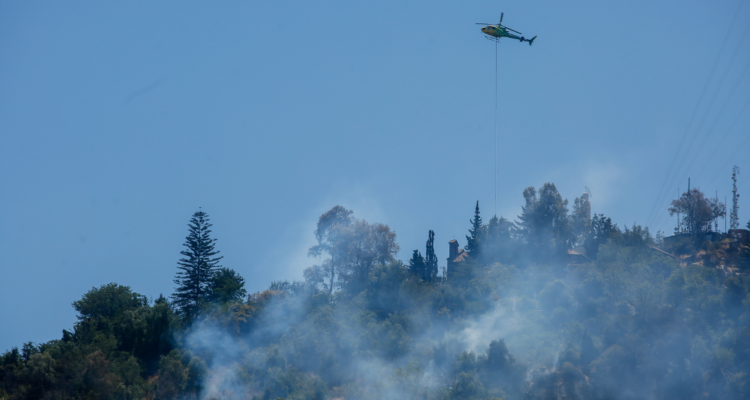 Incendio en San Nicolás sigue en combate pero sin Alerta Roja: 3 lesionados y 623 hectáreas consumidas