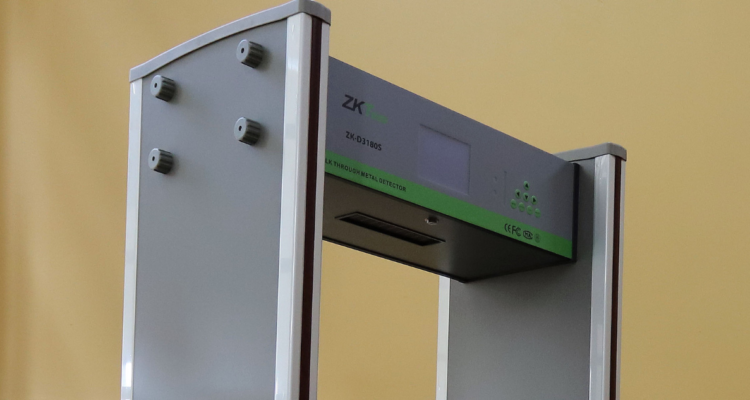 Instalan pórtico detector de metales en instituto municipal de Temuco: es el segundo en la comuna