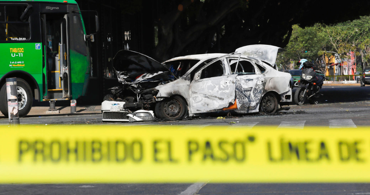 Integrantes del crimen organizado bloquean con incendios vías de varios estados en México
