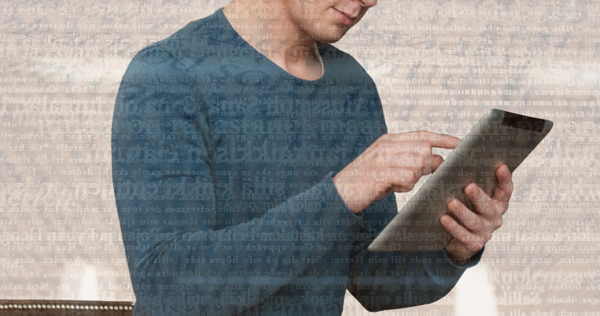 Foto de contexto de hombre intelectual leyendo en su tablet