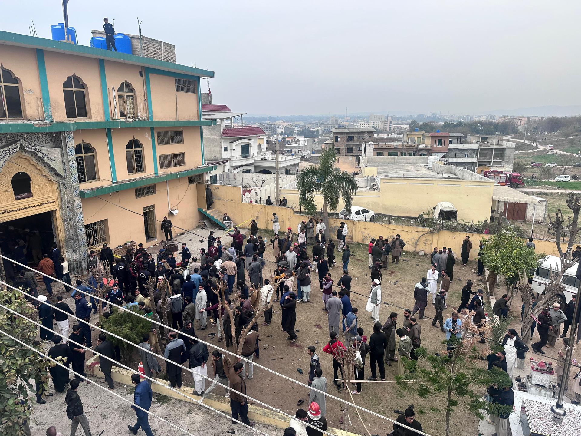 Gente trasladando a heridos de la explosión en una mezquita musulmana chií a hospitales en Islamabad 