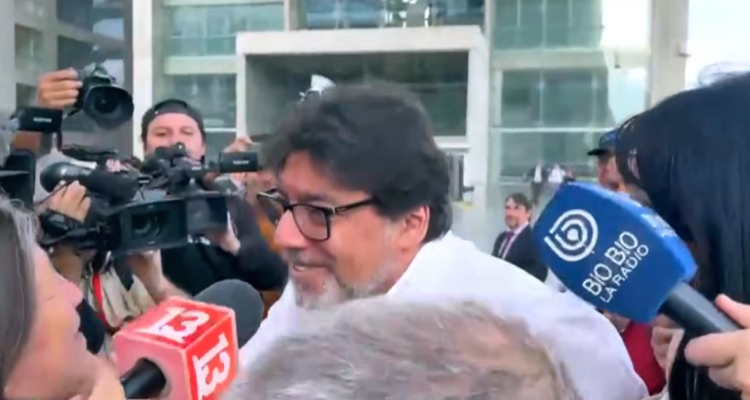 “Liberar al alcalde popular”: entre vítores llega Daniel Jadue a revisión de sus medidas cautelares