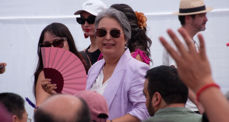Jeannette Jara reapareció en acto conmemorativo en medio de dudas por su permanencia en el PC
