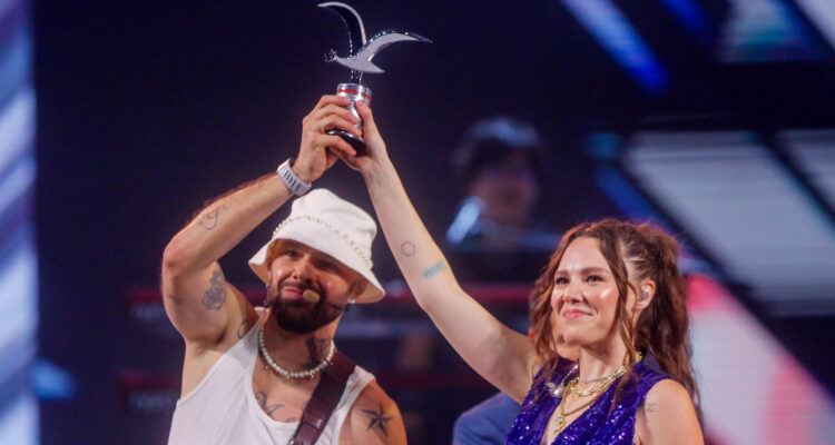 Foto de Jesse & Joy recibiendo la gaviota en el Festival de Viña