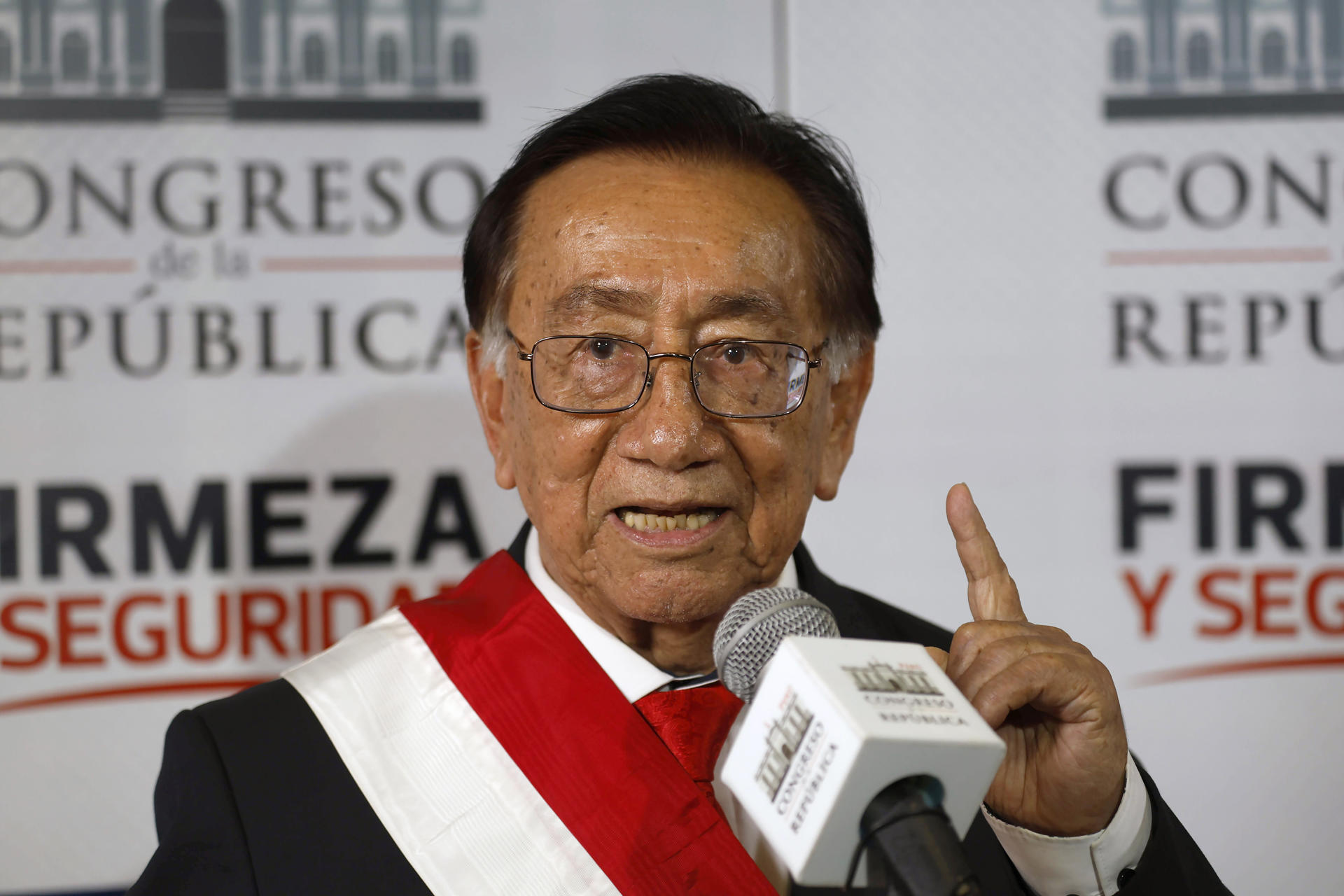 El nuevo presidente interino de Perú, José María Balcázar, en una rueda de prensa el miércoles