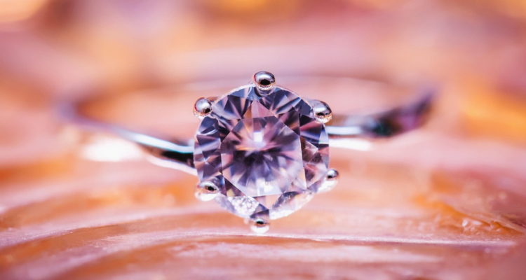 Hombres simulan ser obreros de la construcción y roban casi $300 millones en joyería de Providencia