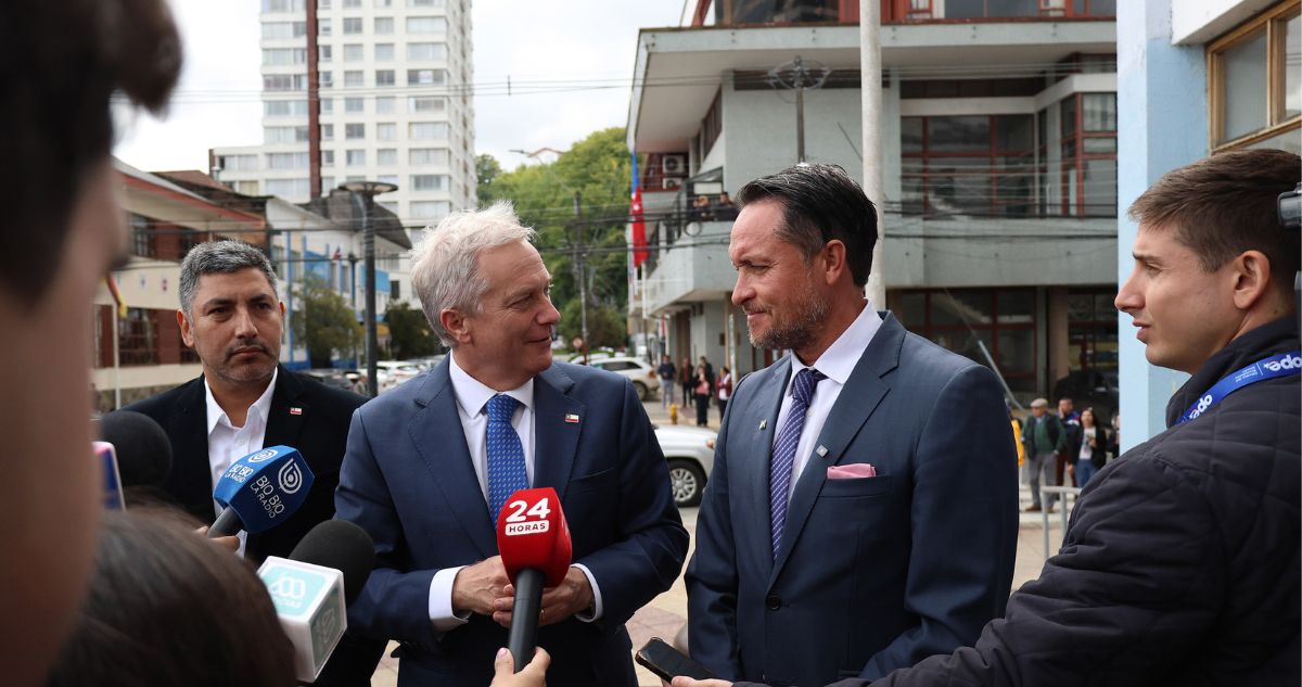 Kast responde a crítica de Elizalde pidiéndole "mirar hacia adelante" y evitar "amarres"