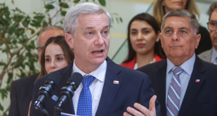 Kast pide a Boric reunión para aclarar “dudas legítimas” en medio de polémica por déficit y cable