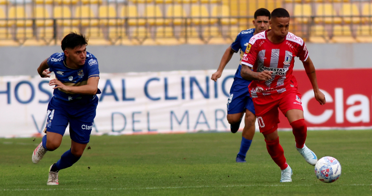 Kevin Méndez en el duelo entre Everton de Viña del Mar y Unión La Calera