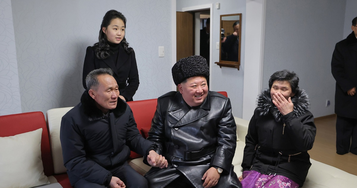 Kim Jong-un inaugura con su hija viviendas para familias de soldados caídos en guerra de Ucrania