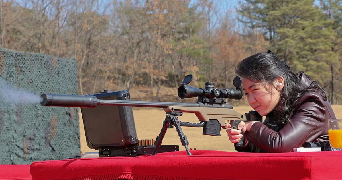 ¿La sucesora? Corte del Norte revela foto de la hija de Kim Jong-un disparando un rifle