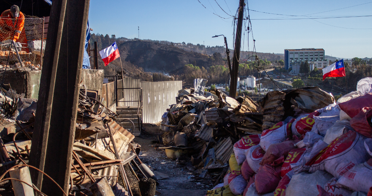La montaña de residuos que dejó megaincendio: coordinan retiro de 50 mil toneladas de basura en Penco