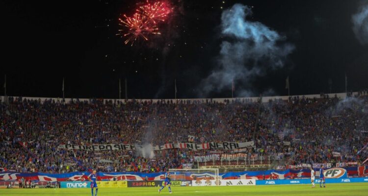 La U arriesga sanciones tras artificio usado por su barra en último duelo ante Deportes Limache