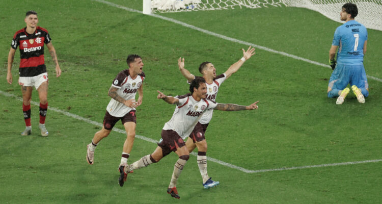 Lanús celebra agónico gol ante Flamengo en Recopa Sudamericana