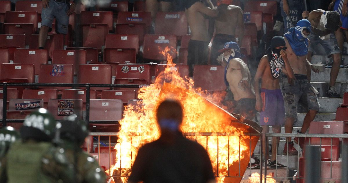 Universidad de Chile arriesga, otra vez, sanción por mal comportamiento de sus hinchas.