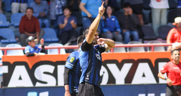 Lionel Altamirano celebra gol en Huachipato Palestino de Liga de Primera 2026