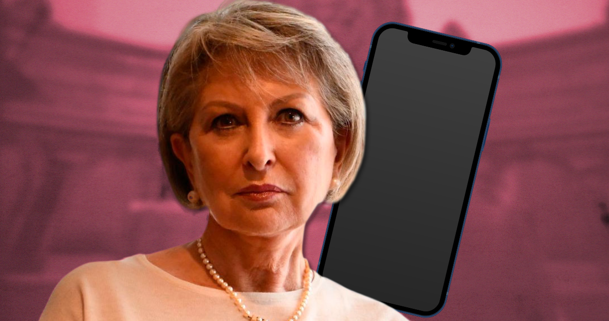 María Teresa Letelier con celular a su lado.