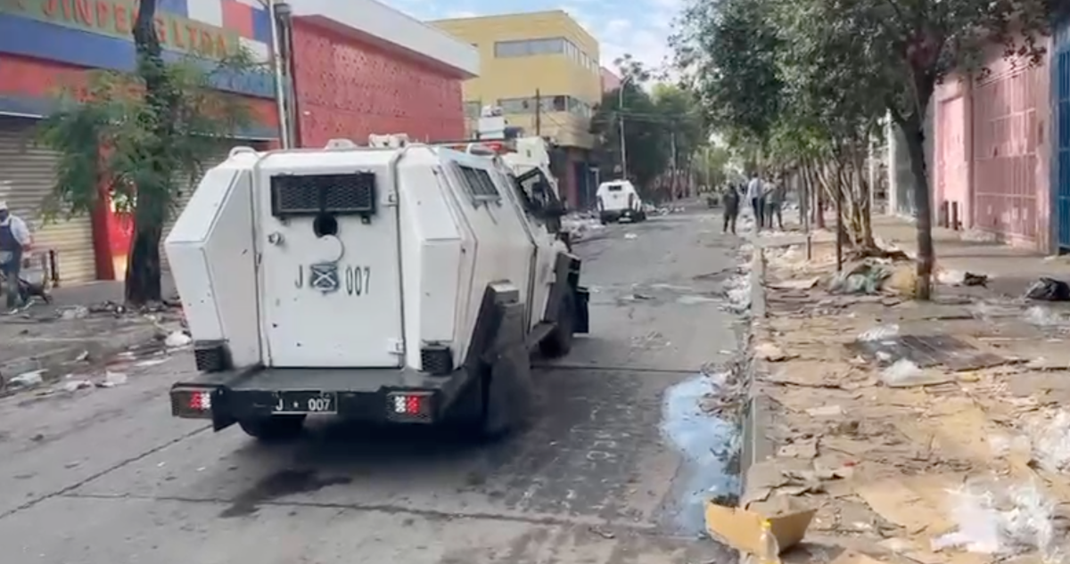 Aumenta la tensión en Meiggs: se reactivan enfrentamientos de ambulantes con Carabineros