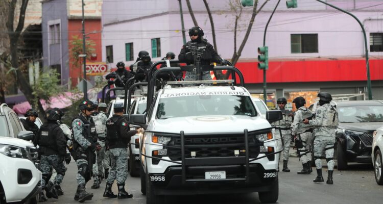 Militares de la Guardia Nacional resguardan la zona donde trasladaron el cuerpo de El Mencho