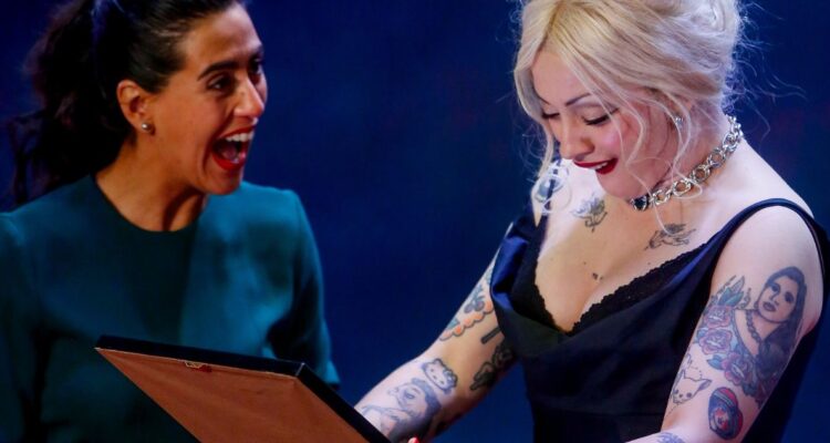 Alcaldesa Ripamonti nombra a Mon Laferte hija ilustre de Viña del Mar