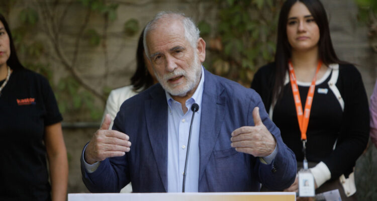 Montes reconoce que desconocía proyecto de cable Chile-China, pero pide no “sobrepolitizar” debate