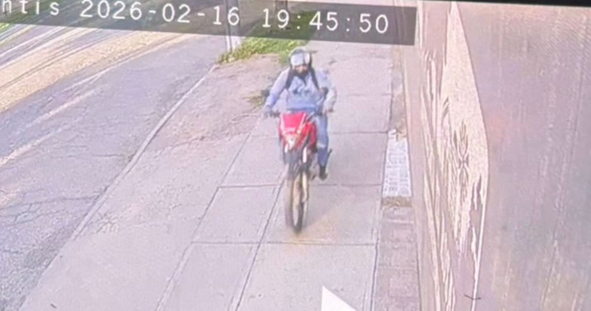 Mujer de 75 años muere atropellada por un motochorro que huía tras cometer robo en Maipú