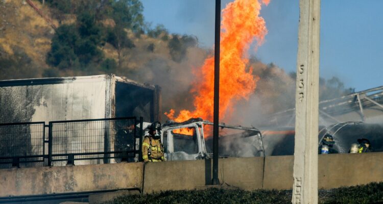 Al menos tres muertos y 10 heridos deja explosión de camión en la RM
