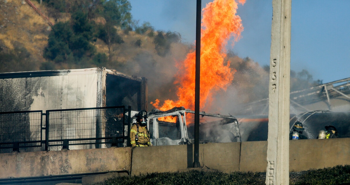 Al menos tres muertos y 10 heridos deja explosión de camión en la RM