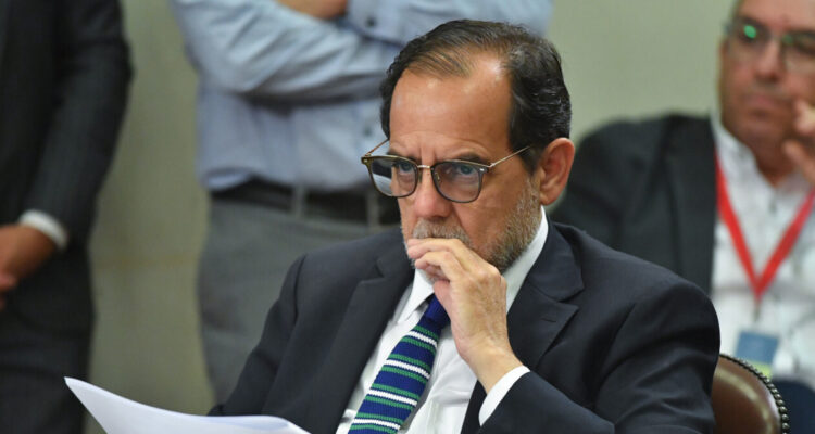 Diputado Mulet tacha de “indignante” e “inapropiado” millonario bono que recibió el presidente Boric