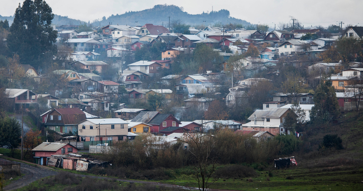 Municipalidad de Temuco visita sector Pedro de Valdivia por riesgo de deslizamiento de 22 viviendas