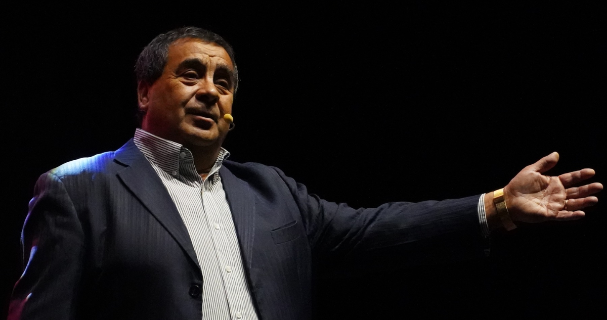 Municipio de Villa Alegre evalúa denuncia contra Dino Gordillo por besar a una menor en escenario