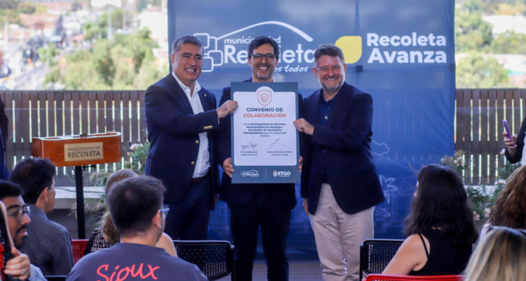 Municipios de Recoleta y Santiago firman convenio para fortalecer seguridad en eje Mapocho-La Chimba