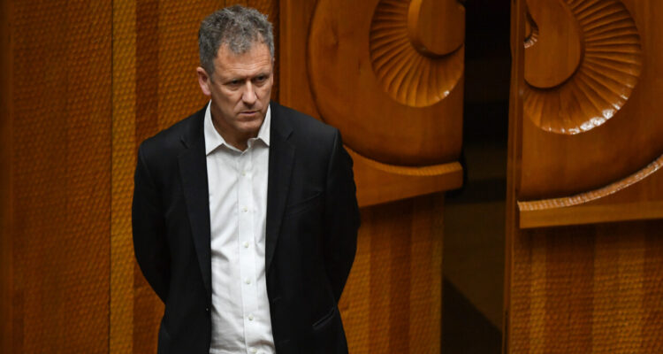 Revelan que ministro Muñoz aprobó cable submarino China-Chile: decreto fue anulado 48 horas después