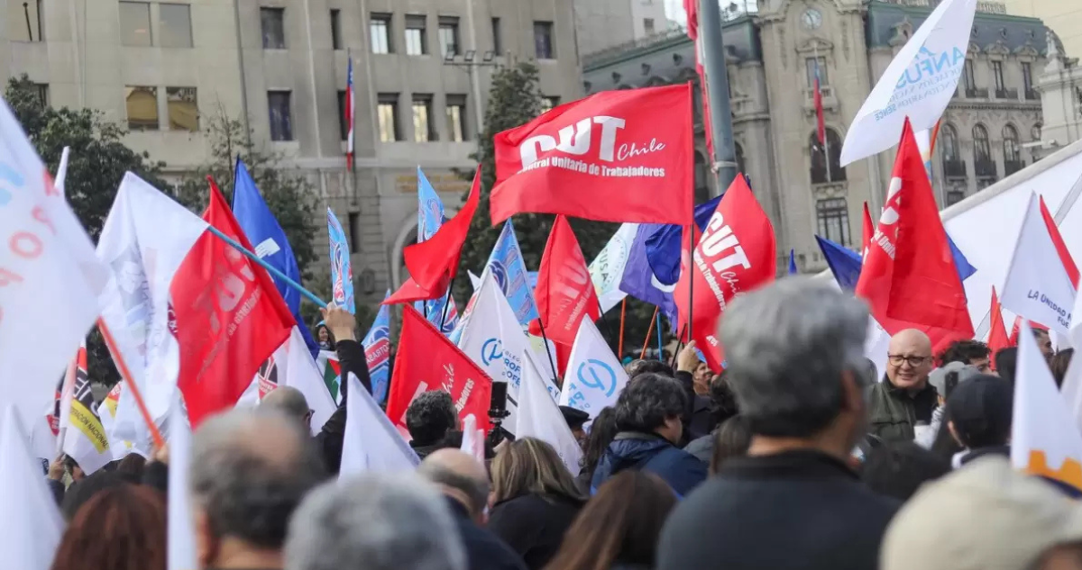 Marcha de trabajadores con banderas