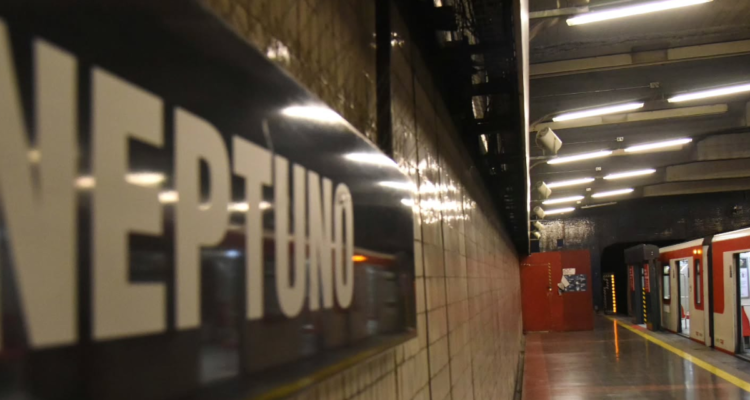 Instalan primera puerta en estación Neptuno de la Línea 1 del Metro de Santiago
