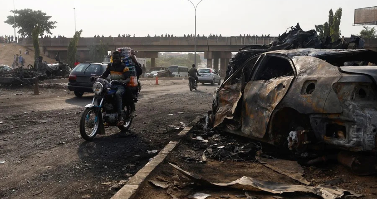 Imagen de archivo de vehículos quemados en Nigeria.