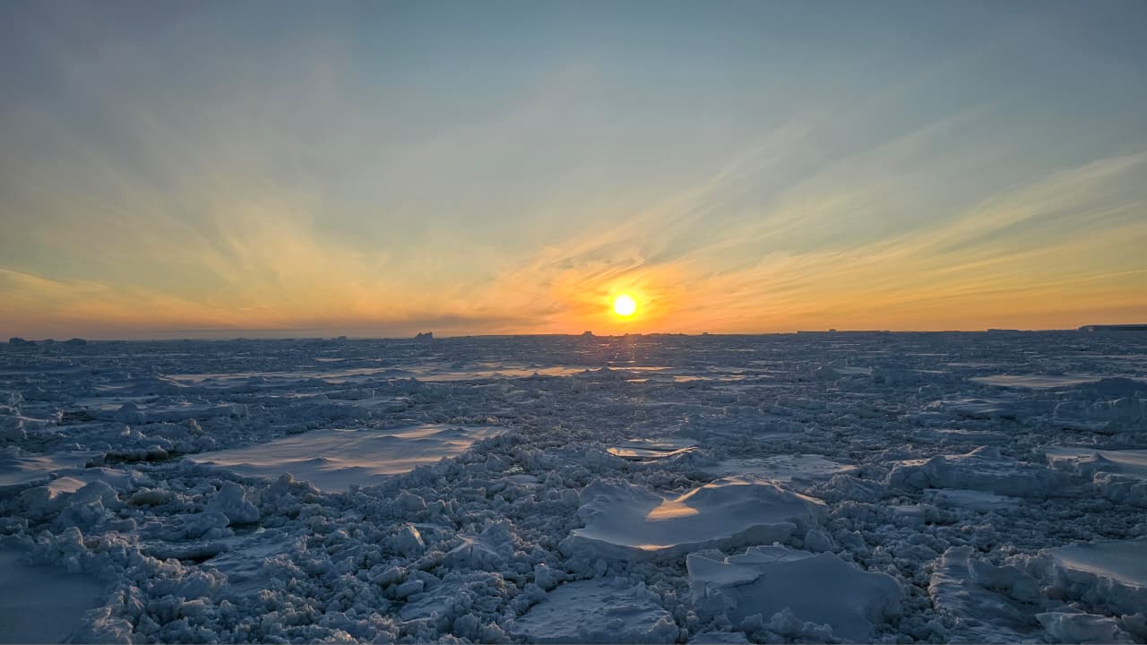 Durante el verano antártico una leve oscuridad acompaña los atardeceres y noches.