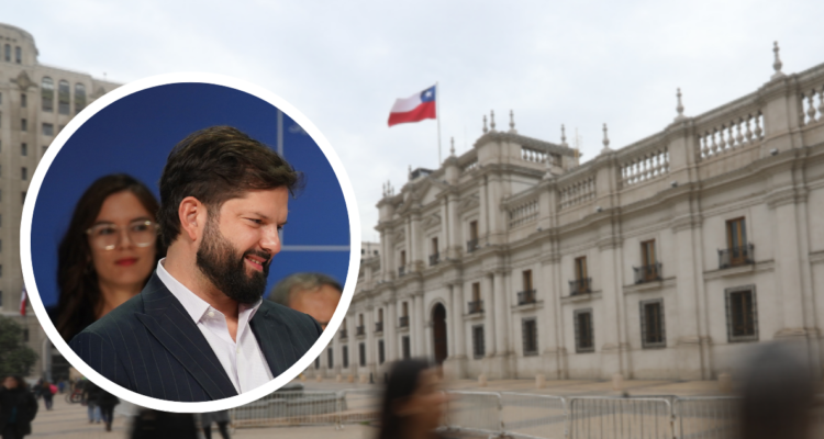 Personas caminando afuera de La Moneda y foto de Boric y Vallejo.