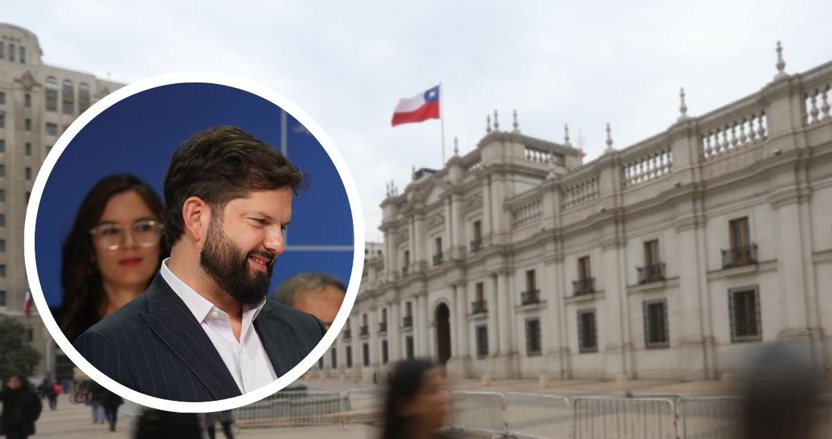 Personas caminando afuera de La Moneda y foto de Boric y Vallejo.
