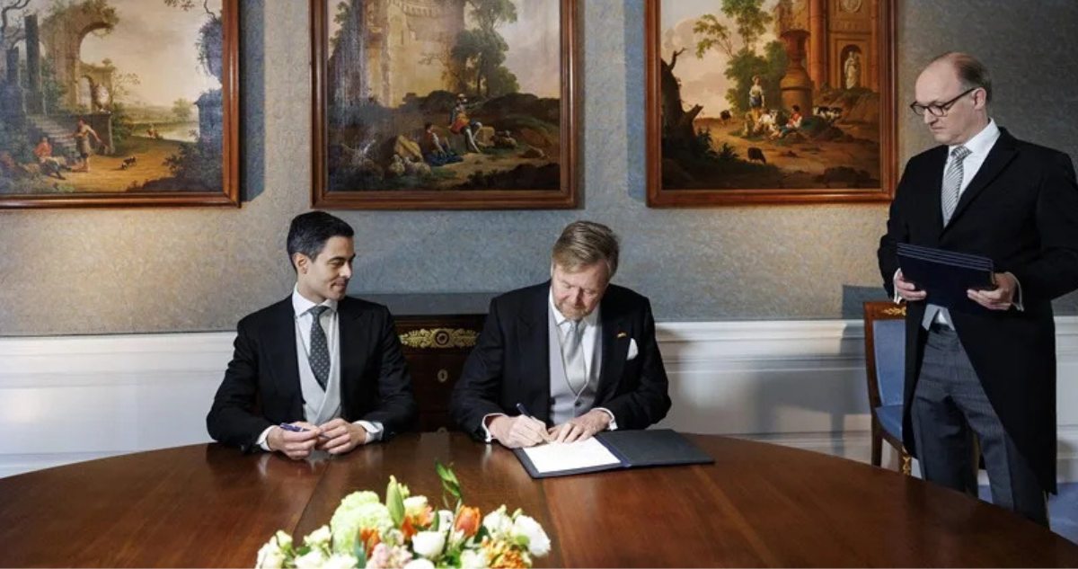 El primer ministro Rob Jetten (I) y el rey holandés Guillermo Alejandro en la firma de los Decretos Reales en el Palacio Huis ten Bosch en La Haya 