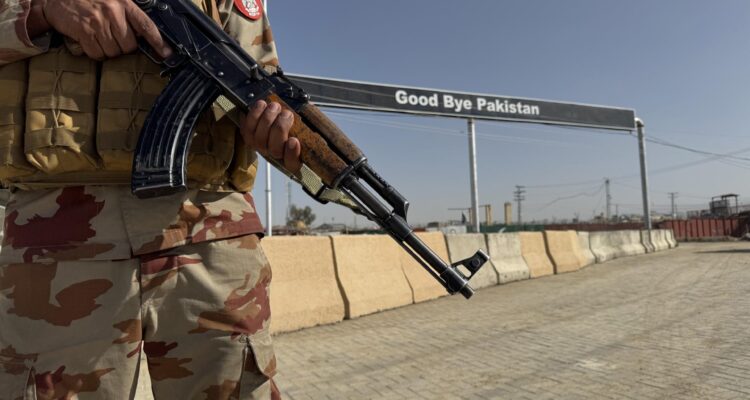 Afganistán ataca a Pakistán en respuesta a las "reiteradas violaciones fronterizas"