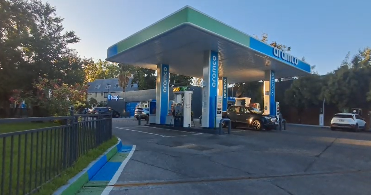 Pareja sufre asalto en servicentro de Vitacura: les robaron su vehículo tras intimidación con armas