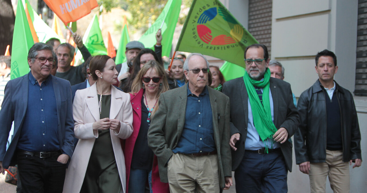 Impugnar o seguir activos fuera del sistema: el futuro de partidos oficialistas disueltos por Servel