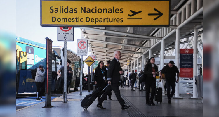 Pasajes más baratos: toma fuerza la idea de eliminar o bajar tasas de embarque para vuelos nacionales