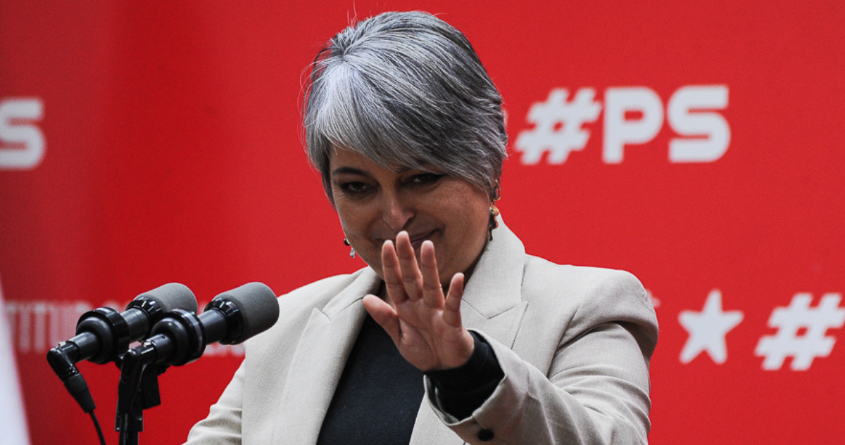 ¿Podría llegar al partido de Allende? La movida del PS en medio de dudas de Jara por permanencia en PC