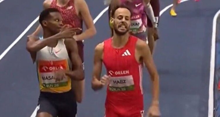 El atletismo sanciona a deportista que ganó prueba y gesticuló disparo a rival sobre la línea de meta