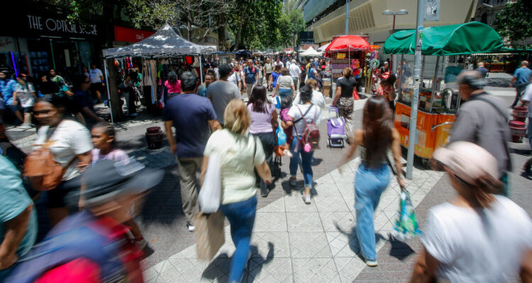Por primera vez en más de seis años: la confianza de los consumidores en Chile toca terreno positivo
