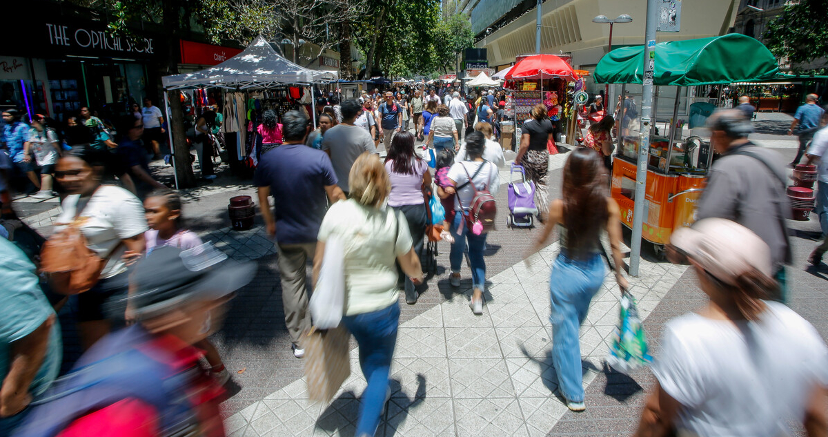 Por primera vez en más de seis años: la confianza de los consumidores en Chile toca terreno positivo