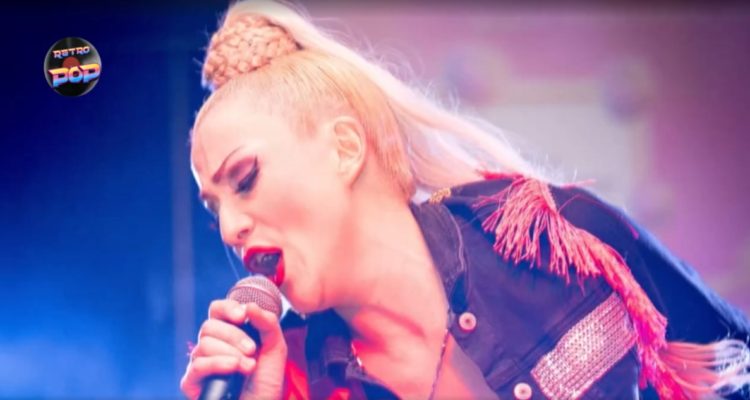 RetroPop: Carolina De La Rosa en La Chimenea